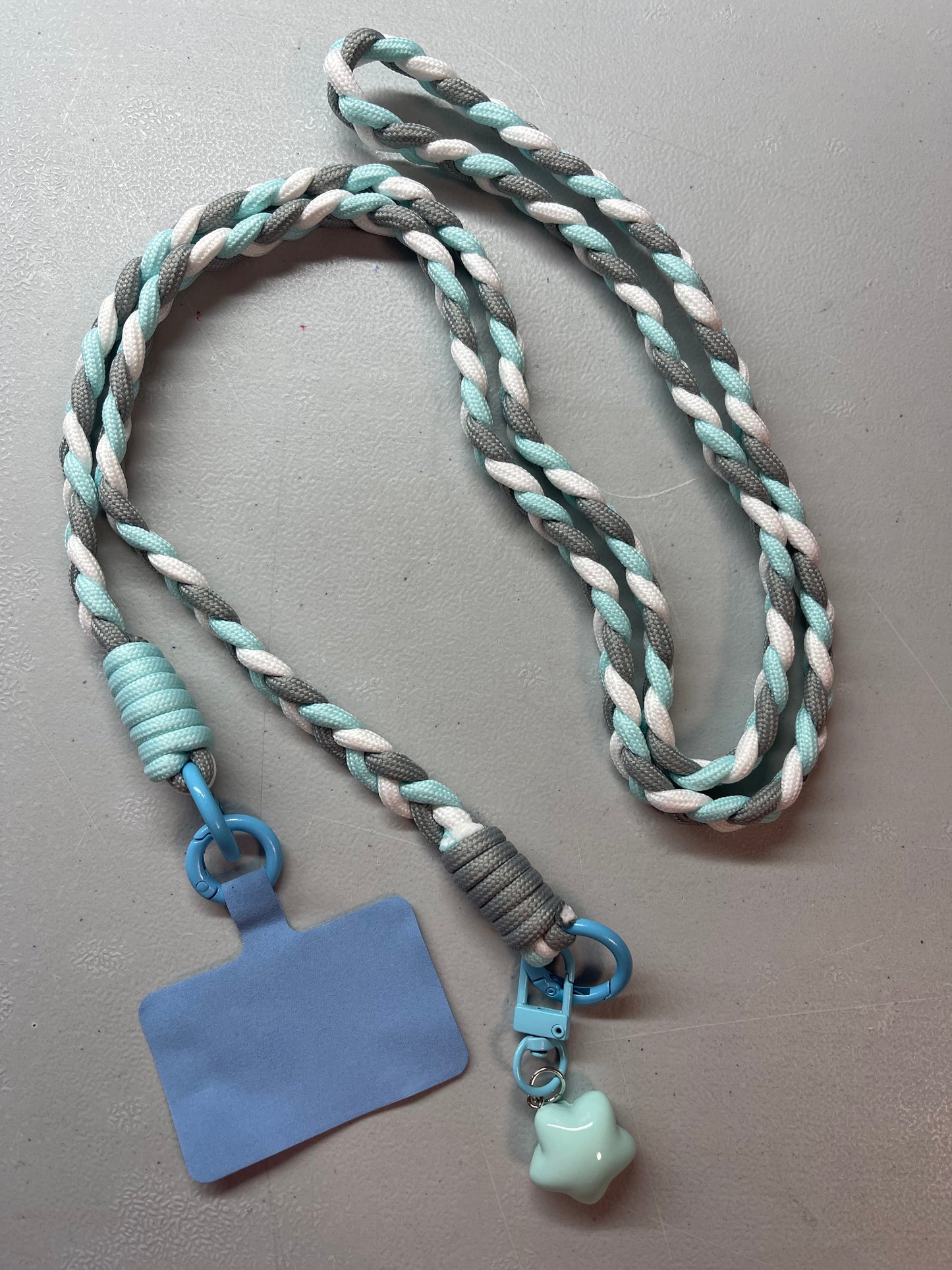 Cordón diseño trenzado teléfono con charms de corazón