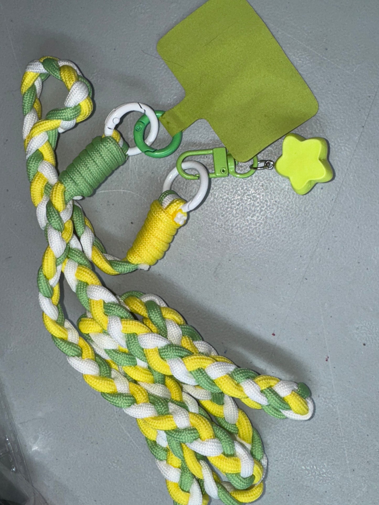 Cordón diseño trenzado teléfono con charms de corazón