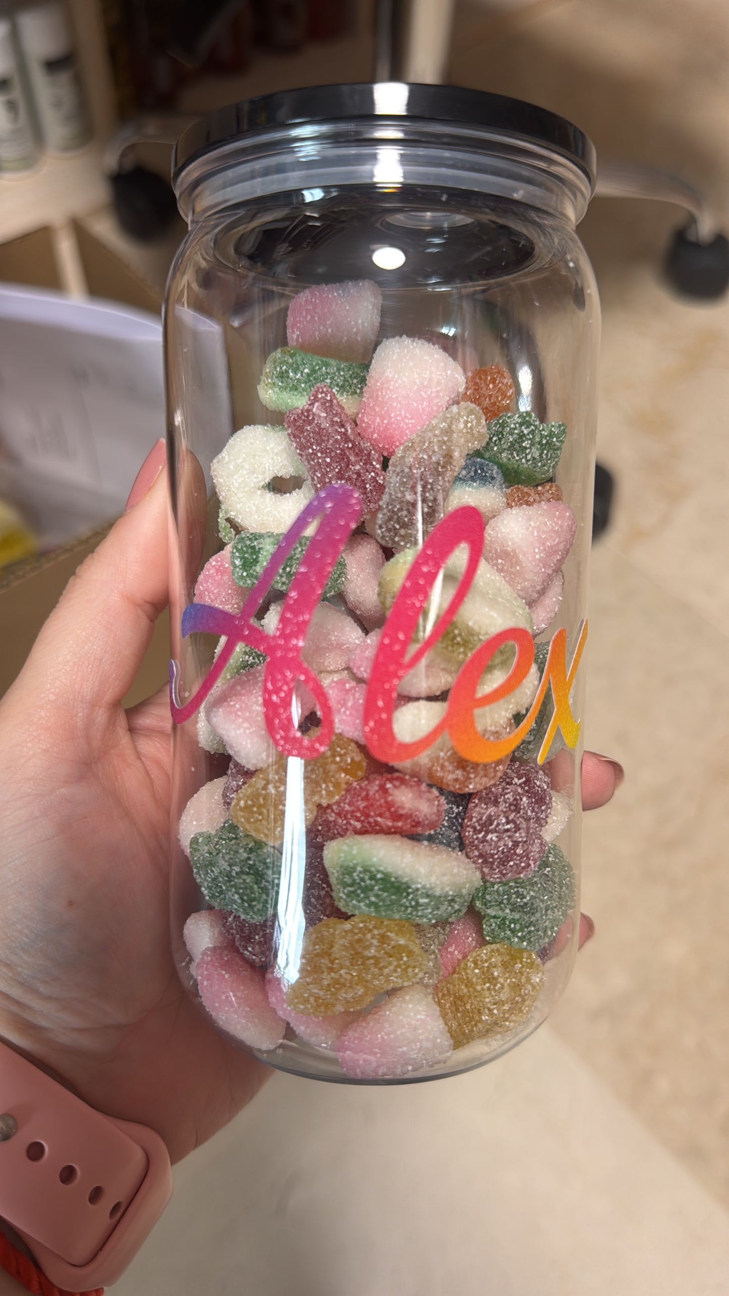 Vaso de metacrilato con chuches personalizado con pajita
