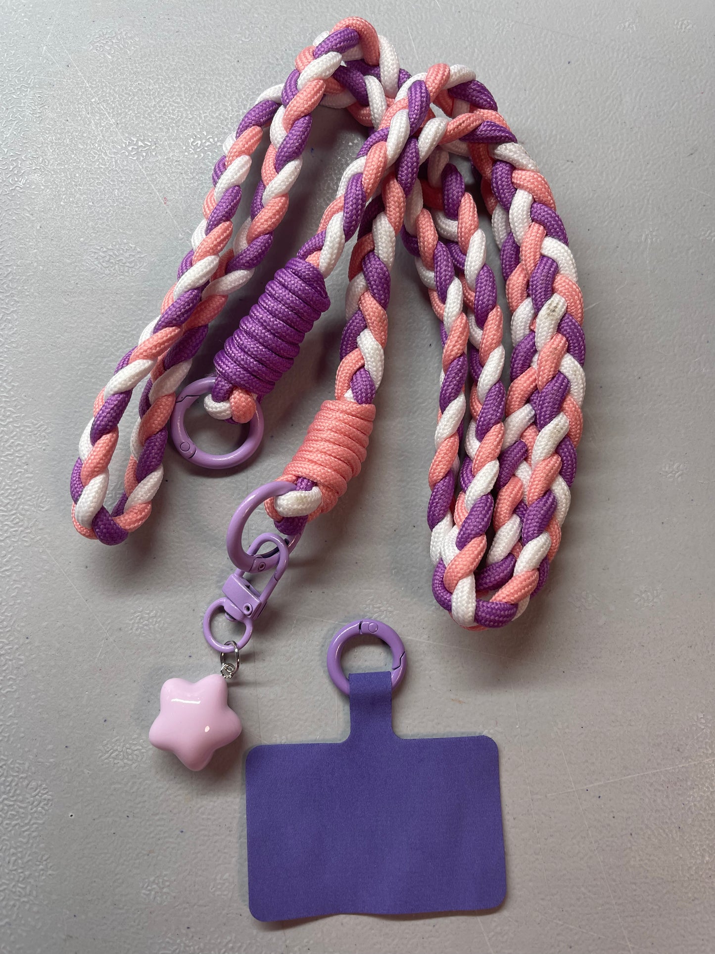 Cordón diseño trenzado teléfono con charms de corazón